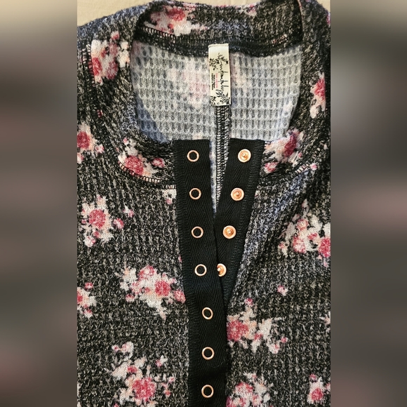 🆕️Free people XS fitted floral waffle knit Henley button V neck. - Picture 5 of 9